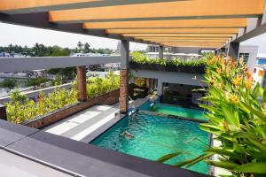 The swimming pool at or close to Hotel Pandian