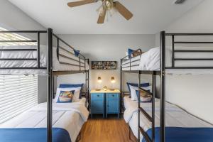 Кровать или кровати в номере 4BR Heated Pool Home Close to Disney and Lakes