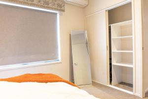 Stylish Retreat Steps from Geelong Waterfront, with Parking, Wi-Fi, AC客房内的一张或多张床位