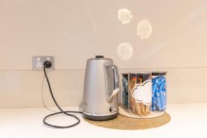 Stylish Retreat Steps from Geelong Waterfront, with Parking, Wi-Fi, AC的咖啡和沏茶工具