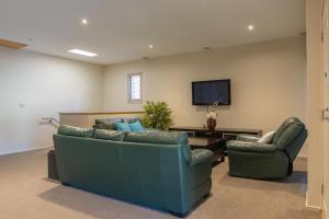 Stylish Retreat Steps from Geelong Waterfront, with Parking, Wi-Fi, AC的休息区