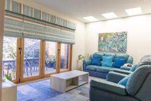 吉朗Stylish Retreat Steps from Geelong Waterfront, with Parking, Wi-Fi, AC的带沙发和桌子的客厅