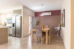 Stylish Retreat Steps from Geelong Waterfront, with Parking, Wi-Fi, AC的厨房或小厨房