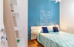 Un dormitorio azul con una cama y una pared azul. en Sunshine House, en Marina di Ragusa