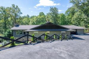 ein Haus mit einem Zaun davor in der Unterkunft Hidden Hills in Gatlinburg