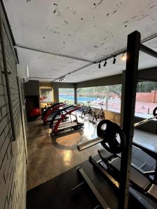 Fitness centrum a/nebo fitness zařízení v ubytování Departamento amoblado en Luque