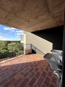 Rõdu või terrass majutusasutuses Departamento amoblado en Luque