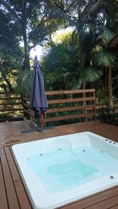 an umbrella sitting on top of a hot tub at Recanto Schmidt in Aguas Mornas