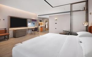 Postel nebo postele na pokoji v ubytování Hilton Garden Inn Xingyi Orange Hill Plaza