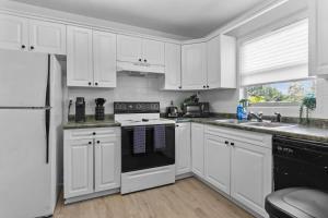 Η κουζίνα ή μικρή κουζίνα στο Zebra House - Close 2 all TampaBay has to offer