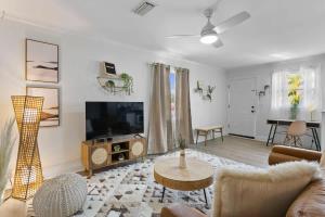 坦帕Boho Inspired Apt in the heart of Tampa Bay!的带沙发和电视的客厅