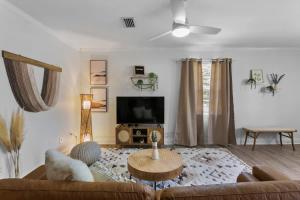 坦帕Boho Inspired Apt in the heart of Tampa Bay!的带沙发和电视的客厅 更多17张照片