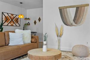Boho Inspired Apt in the heart of Tampa Bay!的休息区