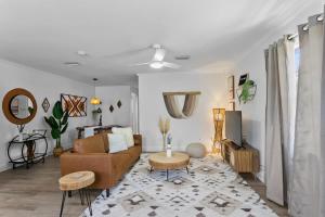 Boho Inspired Apt in the heart of Tampa Bay!的休息区