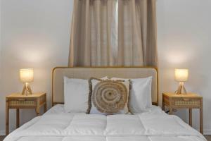 Boho Inspired Apt in the heart of Tampa Bay!客房内的一张或多张床位