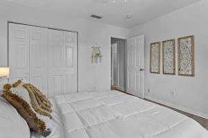 Boho Inspired Apt in the heart of Tampa Bay!客房内的一张或多张床位