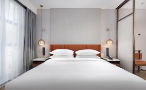 Postel nebo postele na pokoji v ubytování Hilton Garden Inn Xingyi Orange Hill Plaza