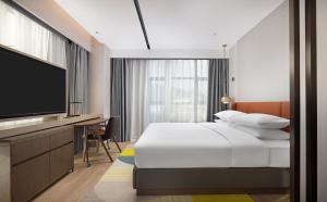 Postel nebo postele na pokoji v ubytování Hilton Garden Inn Xingyi Orange Hill Plaza