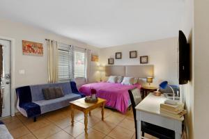 TV a/nebo společenská místnost v ubytování Modern 1BR Retreat – Near Beach Downtown Pet OK + 26 fotografií