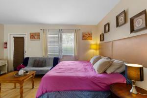 Postel nebo postele na pokoji v ubytování Modern 1BR Retreat – Near Beach Downtown Pet OK