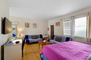 TV a/nebo společenská místnost v ubytování Modern 1BR Retreat – Near Beach Downtown Pet OK