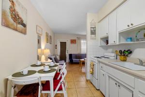 Kuchyň nebo kuchyňský kout v ubytování Modern 1BR Retreat – Near Beach Downtown Pet OK