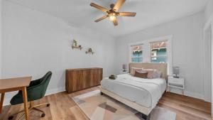 Postel nebo postele na pokoji v ubytování Mid-Century Modern Retreat by Coffee, Food + Shops + 35 fotografií