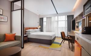 Postel nebo postele na pokoji v ubytování Hilton Garden Inn Xingyi Orange Hill Plaza