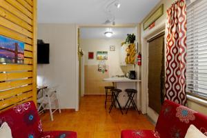 Televisyen dan/atau pusat hiburan di Charming Studio Condo in Hollywood FL – Sleeps 6