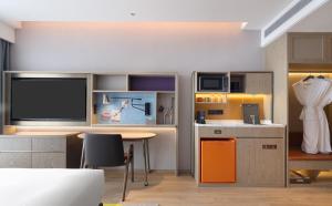 Kuchyň nebo kuchyňský kout v ubytování Hilton Garden Inn Xingyi Orange Hill Plaza