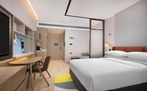 Postel nebo postele na pokoji v ubytování Hilton Garden Inn Xingyi Orange Hill Plaza
