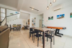 Posezení v ubytování d'Hom 6BR16-25px Pool BBQ NetFlx HotPot KTV Mahjong by Our Stay