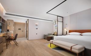 Postel nebo postele na pokoji v ubytování Hilton Garden Inn Xingyi Orange Hill Plaza