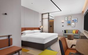 Postel nebo postele na pokoji v ubytování Hilton Garden Inn Xingyi Orange Hill Plaza