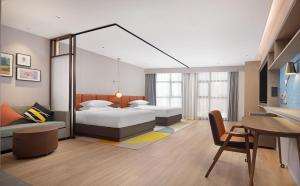 Postel nebo postele na pokoji v ubytování Hilton Garden Inn Xingyi Orange Hill Plaza