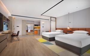 Postel nebo postele na pokoji v ubytování Hilton Garden Inn Xingyi Orange Hill Plaza