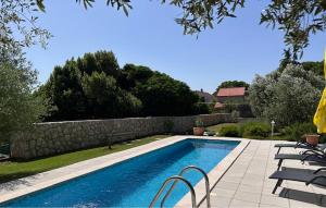 Bazén v ubytovaní Three-Bedroom Holiday Home In Vinjani Donji alebo v jeho blízkosti
