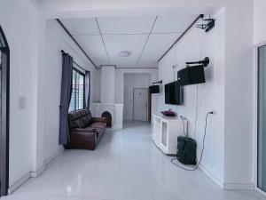 TV a/nebo společenská místnost v ubytování Baan Talay Home Jomtien Beach + 94 fotografií