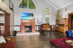 un soggiorno con camino e pianoforte di Holy Smokes, what a stay! Spacious church convert a Sturgeon Bay
