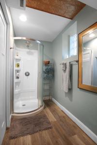 bagno con doccia e specchio di Holy Smokes, what a stay! Spacious church convert a Sturgeon Bay Altre 34 foto