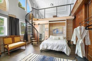 una camera da letto con un letto grande e una scala di Holy Smokes, what a stay! Spacious church convert a Sturgeon Bay