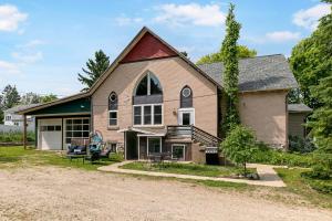 una grande casa con una chiesa di Holy Smokes, what a stay! Spacious church convert a Sturgeon Bay