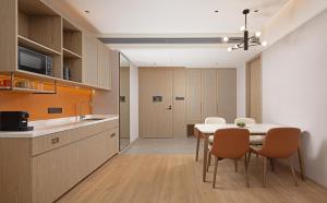 Kuchyň nebo kuchyňský kout v ubytování Hilton Garden Inn Xingyi Orange Hill Plaza