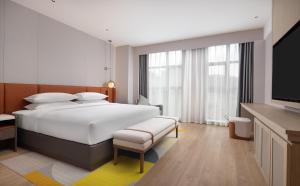 Postel nebo postele na pokoji v ubytování Hilton Garden Inn Xingyi Orange Hill Plaza