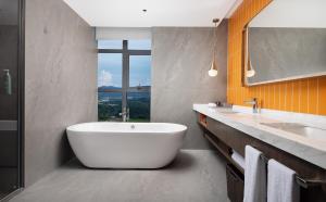 Koupelna v ubytování Hilton Garden Inn Xingyi Orange Hill Plaza