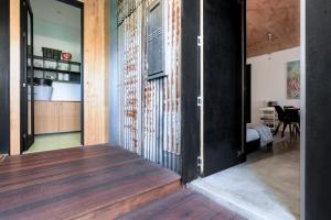 Bright Studio in Launceston CBD في Kings Park: باب مفتوح لغرفة ذات أرضية خشبية +11 صورة