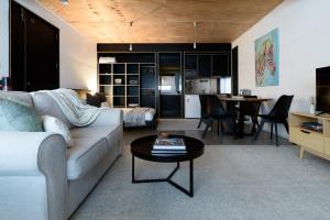 Bright Studio in Launceston CBD في Kings Park: غرفة معيشة مع أريكة وطاولة
