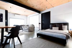 Bright Studio in Launceston CBD في Kings Park: غرفة نوم بها سرير ومكتب وطاولة