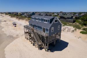 een huis op een platform op het strand bij 7133 - Barefoot in Grun Island