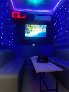 Una habitación con una mesa con una computadora portátil encima. en 3Plus1 Hostel Patong, en Patong Beach